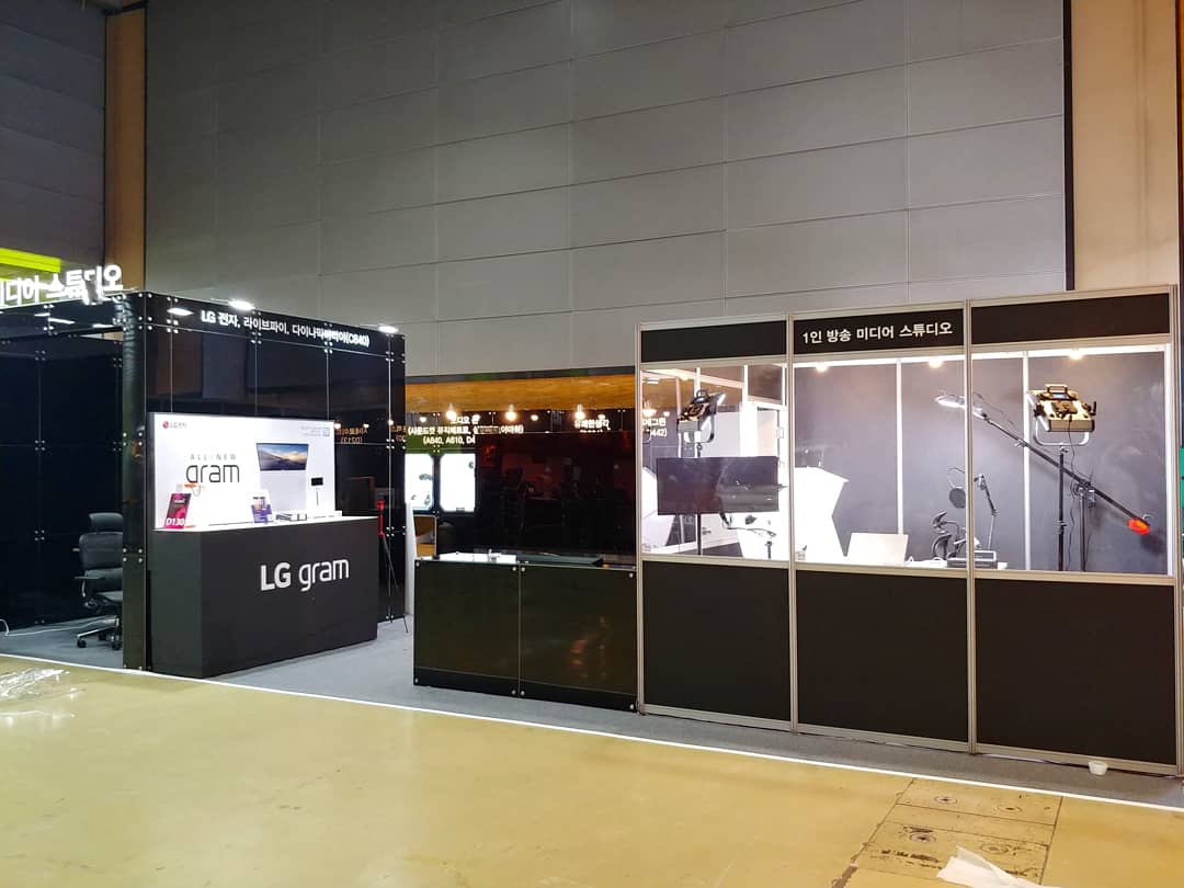 1775741806_1인 방송 미디어 스튜디오_KOBA 2018 내 전시장 설치_04.jpg